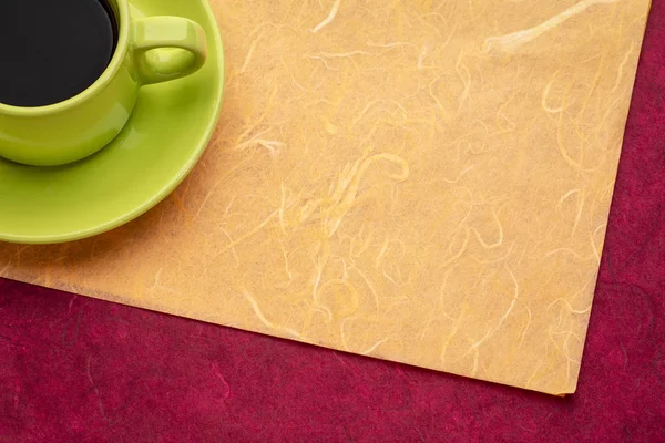 Kopp Svart Espressokaffe Färgglada Mulberry Papper Bakgrund Med Kopia Utrymme — Stockfoto