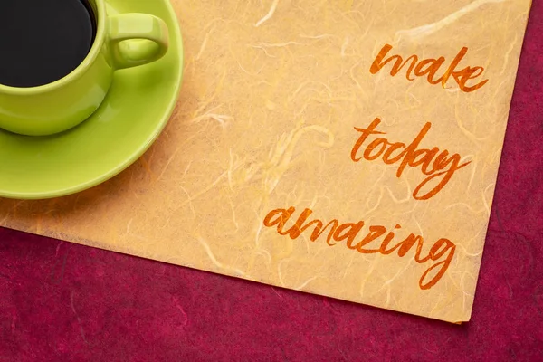 Сделайте Сегодня Удивительное Почерк Цветной Тутовой Бумаге Чашкой Черного Кофе — стоковое фото