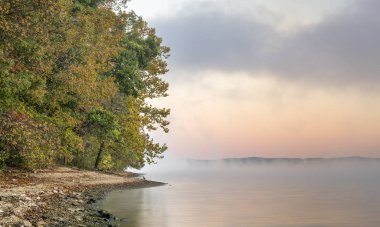 su - Tennessee Nehri, Natchez izleme Parkway üzerinde sisli gündoğumu