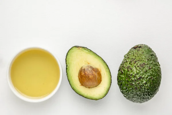 Avocado Olie Een Kleine Keramische Kom Avacado Fruit Tegen Witte — Stockfoto