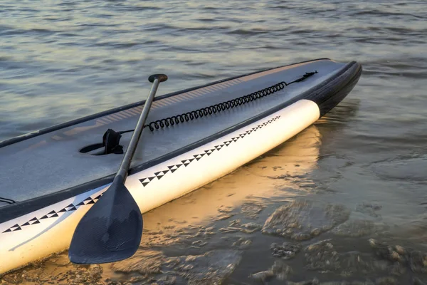 Winter Peddelen Opstaan Paddleboard Met Een Paddle Veiligheid Leiband Aan — Stockfoto