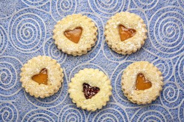 üstten görünüm spiral desenli Japon dantel kağıt üzerinde kalp bisküvi jam