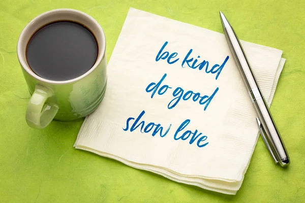 親切にすること 良いこと コーヒーのカップとナプキンの心に強く訴える手書きの文字を表示 — ストック写真