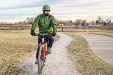 Yeni inşa edilmiş bisiklet yolu Fort Collins Kuzey Colorado karda olmadan tipik kış sahne üzerinde olgun bisikletçi