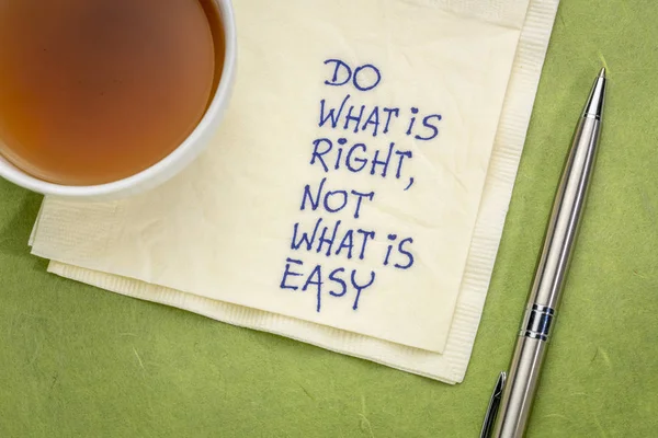 做正确的事 而不是容易的建议或提醒 在餐巾纸上写上一杯茶 — 图库照片