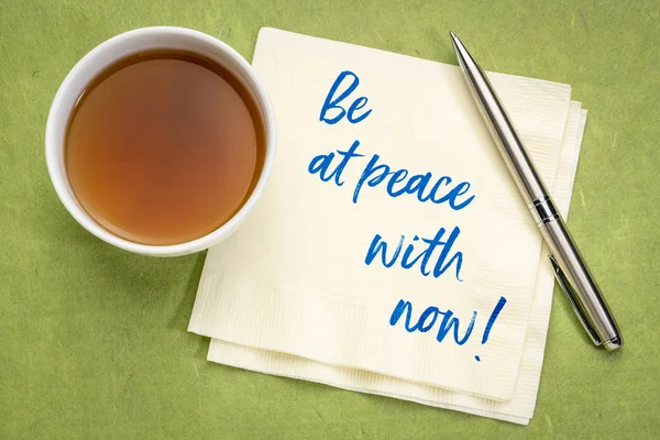 Будьте Мире Сейчас Вдохновляющий Почерк Салфетке Чашкой Чая — стоковое фото