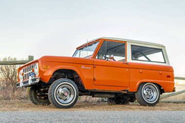 Fort Collins, CO, ABD - 7 Ocak 2019: Vintage, ilk nesil, Ford Bronco Ranger vagonu kırsal bir yola park edilmiş. Bu efsanevi model 1972-1976 yılları arasında üretildi..