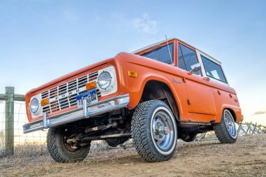 Fort Collins, CO, ABD - 7 Ocak 2019: Vintage, ilk nesil, Ford Bronco Ranger vagonu kırsal bir yola park edilmiş. Bu efsanevi model 1972-1976 yılları arasında üretildi..