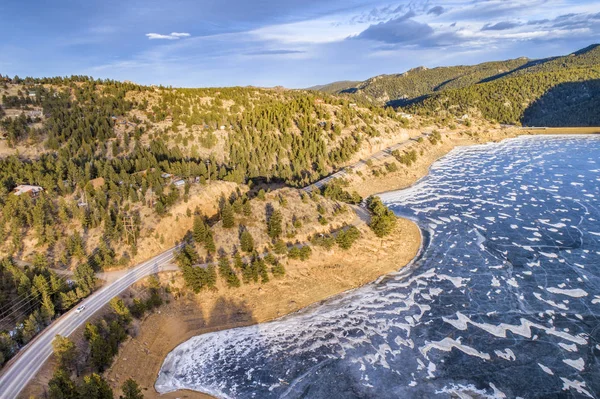 Vue Aérienne Lac Gelé Peu Profond Barrage Dans Les Montagnes — Photo