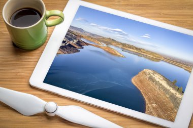 dağ Gölü Kuzey Colorado eteklerinde, tipik erken kış manzarası buz gibi - hava görüntüyü dijital tablet gözden geçirme