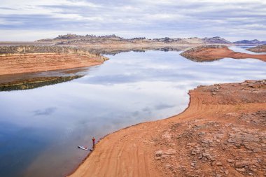 Dağ gölü paddler, hiçbir kar ve buz ile Kuzey Colorado eteklerinde tipik kış manzarası kadar bir stand ile havadan görünümü