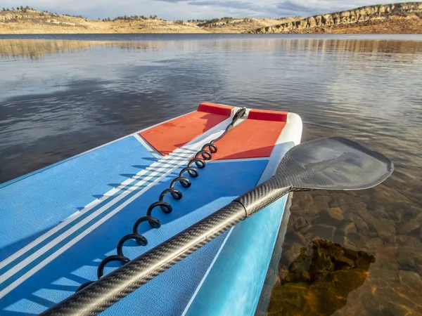 Wstać Paddleboard Wiosła Bezpieczeństwa Smyczy Górskie Jezioro Zimie — Zdjęcie stockowe