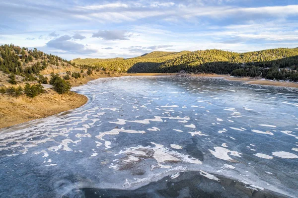 Vista Aérea Lago Poco Profundo Congelado Una Presa Las Montañas — Foto de Stock