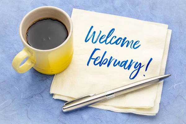 Welkom Februari Handschrift Een Servet Met Een Kop Koffie Tegen — Stockfoto