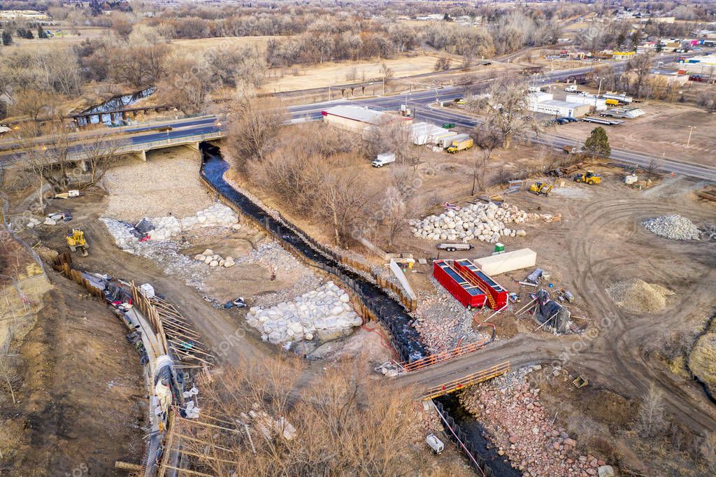 construcción del parque de aguas bravas en el río Poudre en el centro