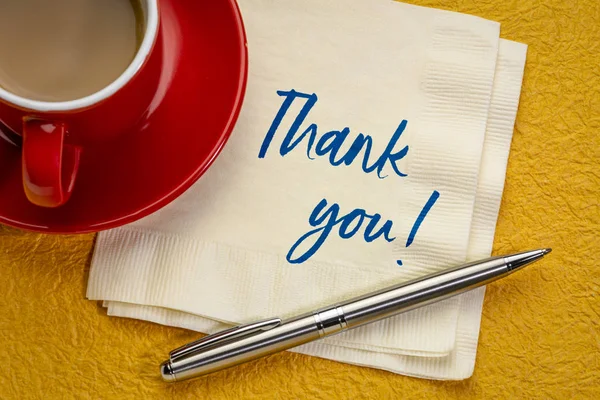 ありがとうフレーズ コーヒーのカップとナプキンの手書きの文字 — ストック写真
