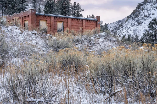 Opuszczony Cegła Przemysłowych Górskiej Scenerii Zima — Zdjęcie stockowe