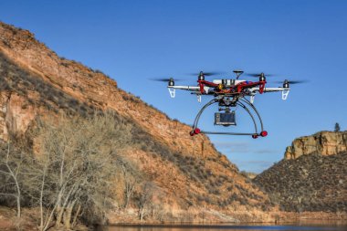 Fort Collins, Co, Amerika Birleşik Devletleri - 18 Şubat 2015: İle DJI indeks işlem F550 alev tekerlek hexacopter dron sahip bir fotoğraf makinesi dağ gölü uçuyor.
