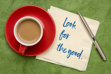 İyi ilham verici tavsiye - bir fincan kahve ile bir peçete üzerinde el yazısı için bak