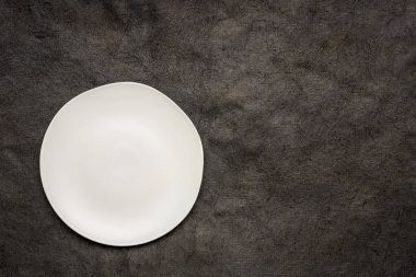 bir düzensiz kenar bir siyah ile beyaz seramik tabak el yapımı Huun Maya Kağıt kopya alanı ile