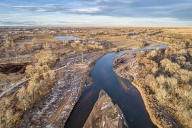 Güney Platte Nehri ve Evans, Colorado, havadan görünümü tipik kış manzarası, riverside Park'ta