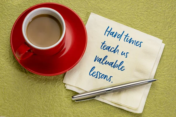 困难时期给我们上了宝贵的课 用一杯咖啡在餐巾纸上写字 — 图库照片