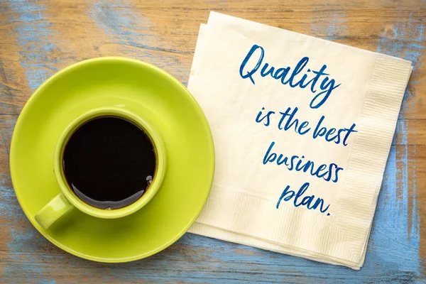 质量是最好的商业计划 用一杯咖啡在餐巾纸上书写 — 图库照片