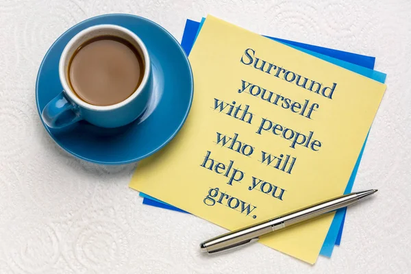 Surround Yourself People Who Help Grow Handwriting Square Note Cup — Stock Photo, Image