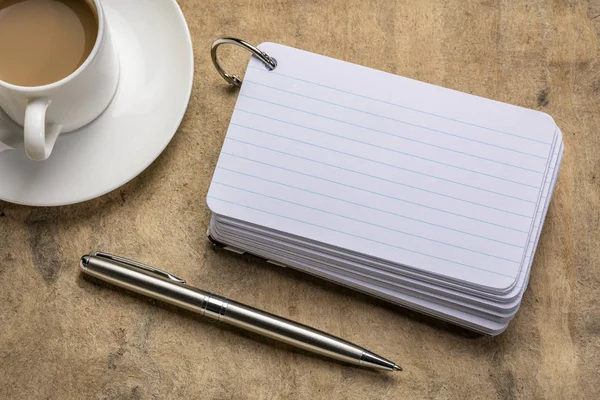 一杯のコーヒーとペンと白紙のインデックス カード — ストック写真