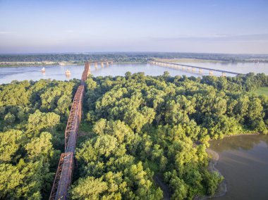 Eski ve yeni zinciri, kayalar üzerinde köprü Mississippi Nehri yakınında St Louis - gündoğumu, havadan görünümü