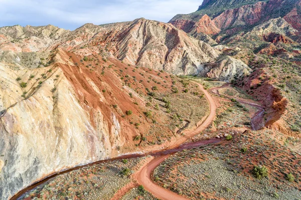 犹他州摩押地区彩色岩石形成和陡峭悬崖沿洋葱溪和污道的鸟瞰图 — 图库照片