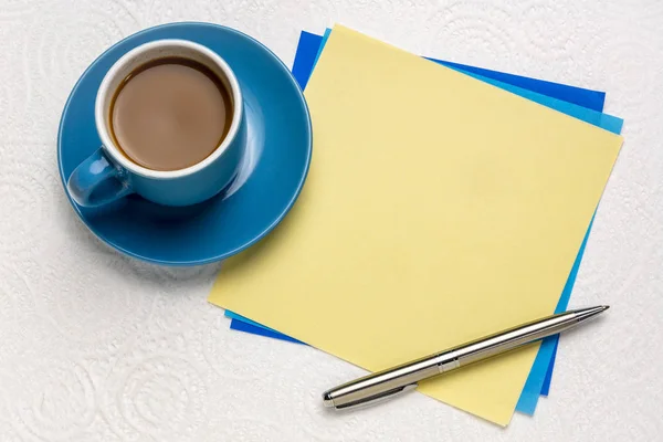 Nota Amarela Branco Quadrado Com Uma Xícara Café Expresso Caneta — Fotografia de Stock