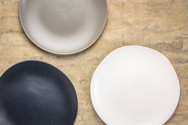 siyah, gri ve beyaz seramik kaplamalar bir güderi el yapımı Huun Maya kağıt üzerinde düzensiz bir kenar ile