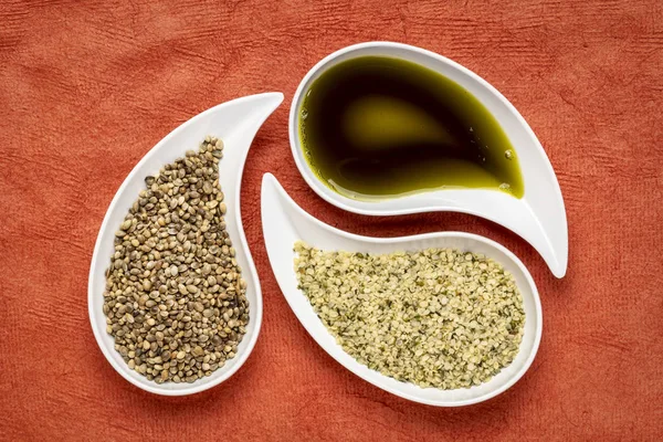 Dry Hemp Seeds Hearts Oil Small Teardrop Bowls Red Textured — Stock Photo, Image