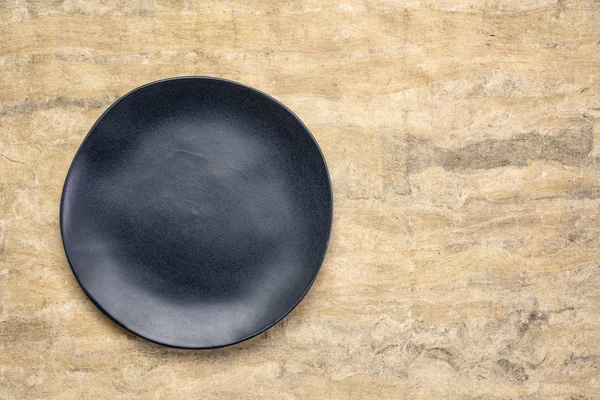 Plaque Céramique Noire Avec Bord Irrégulier Sur Papier Huun Mayan — Photo