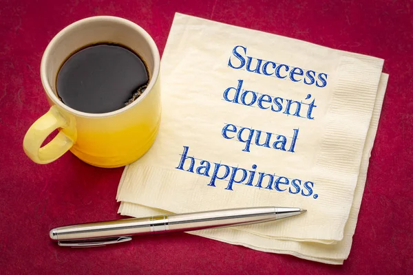 成功并不等同于幸福 餐巾纸上的励志笔迹和一杯咖啡 — 图库照片