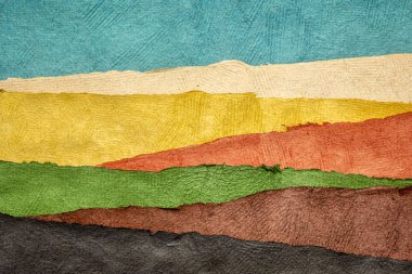 yaprak desenli renkli el yapımı kağıt ile oluşturulan soyut manzara