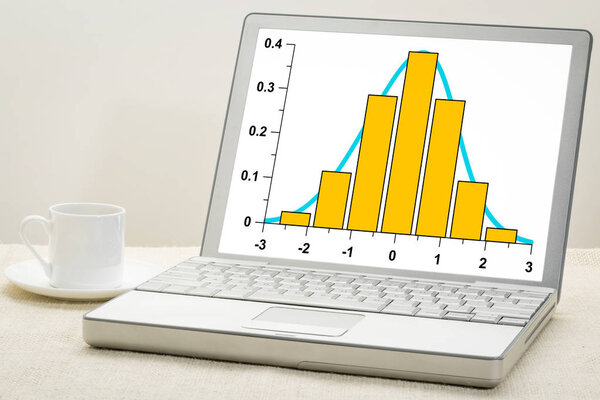 Гауссова, колокольная или нормальная кривая распределения и гистограмма на ноутбуке с чашкой кофе
