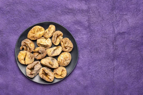 Dried Turkish Figs Black Plate Textured Bark Paper Copy Space — Stock Photo, Image