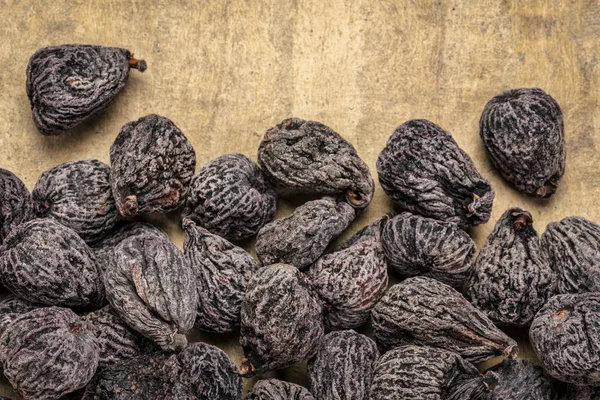 Dried Mission Figs Fruits Textured Bark Paper Copy Space — Stock Photo, Image