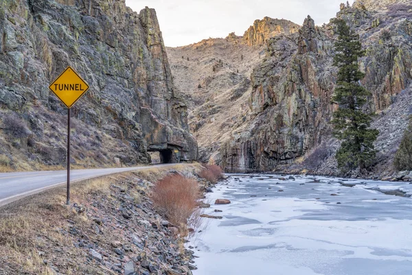 Berget motorväg med tunnel — Stockfoto