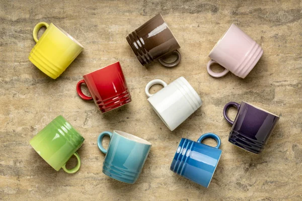 Färgglada stengods kaffe koppar — Stockfoto