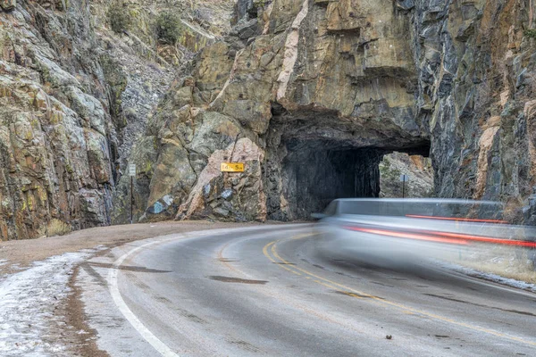 Bergweg met tunnel — Stockfoto