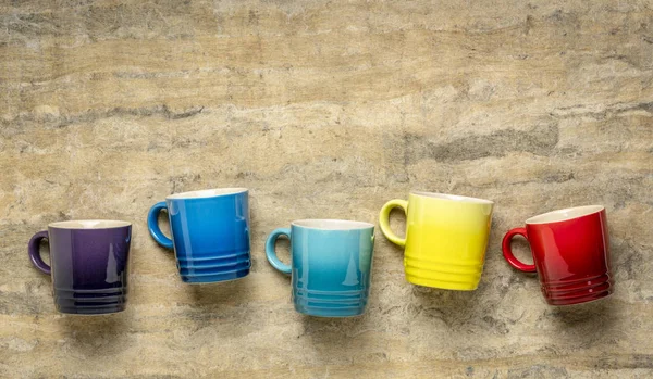Tazze di caffè in gres colorato — Foto Stock
