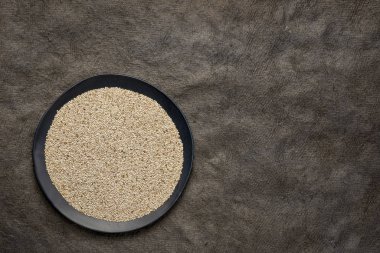 Beyaz chia tohum bir plaka üzerinde