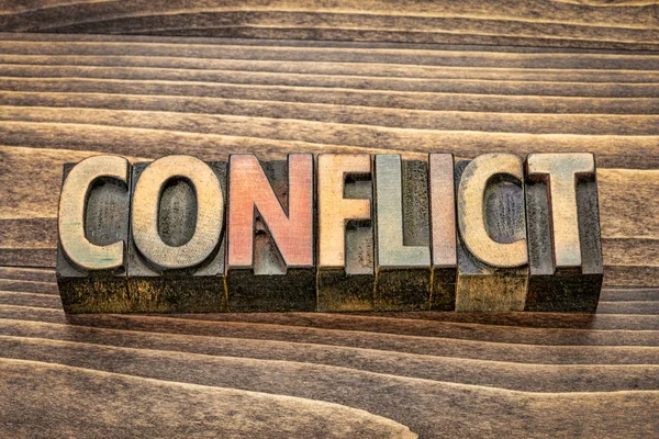 Słowo konflikt w rodzaj drewna — Zdjęcie stockowe