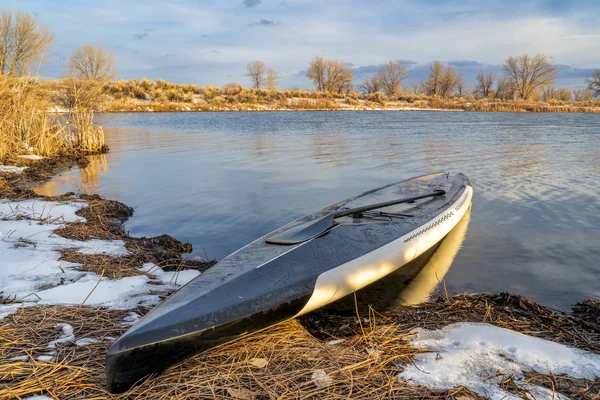 Tidigt på våren stå upp paddling — Stockfoto
