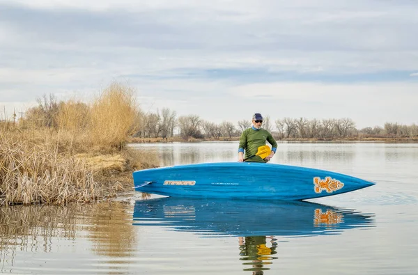 Tidigt på våren stå upp paddling — Stockfoto