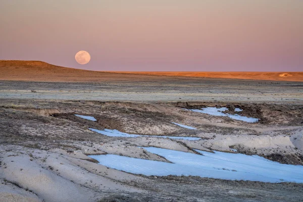 Puesta de sol y salida de la luna sobre la pradera — Foto de Stock