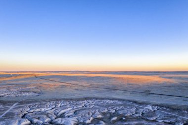 Colorado çayır üzerinde alacakaranlıkta 